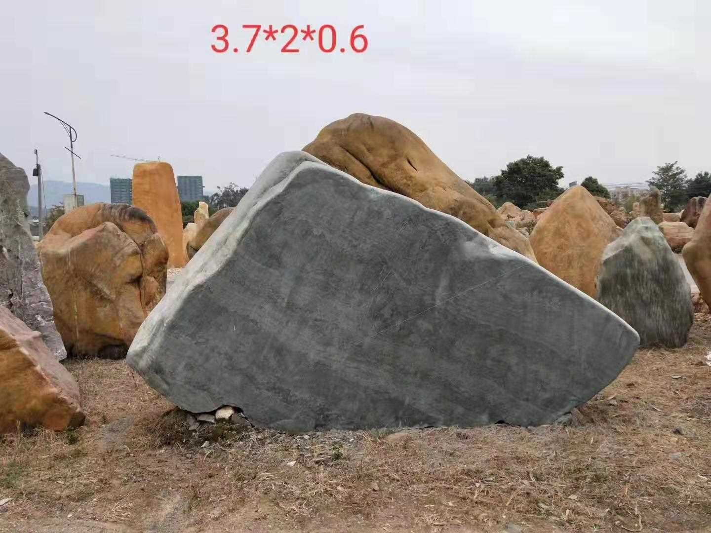 长3.7米 高2米 厚0.6米 青石刻字石